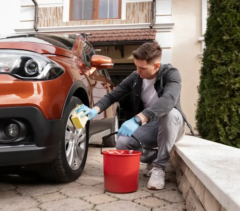 Lavage auto à domicile Bouhet : professionnel intervenant sur un véhicule